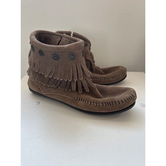 Minnetonka Women's Double Fringe Side Zip Boot, Grey, Size 6, NWOT - Picture 2 of 6